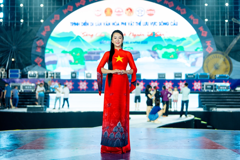 Vũ Thảo Giang là nhà thiết kế 9X người dân tộc Tày, gây ấn tượng mạnh mẽ bởi sự bền bỉ trong việc thực hiện các bộ sưu tập áo dài kết hợp giữa thời trang và di sản văn hóa. Cô kiên trì theo đuổi hướng đi riêng, biến những giá trị truyền thống thành nguồn cảm hứng cho sáng tạo hiện đại, góp phần đưa vẻ đẹp bản sắc Việt Nam lan tỏa rộng rãi hơn tới cộng đồng trong nước và quốc tế.