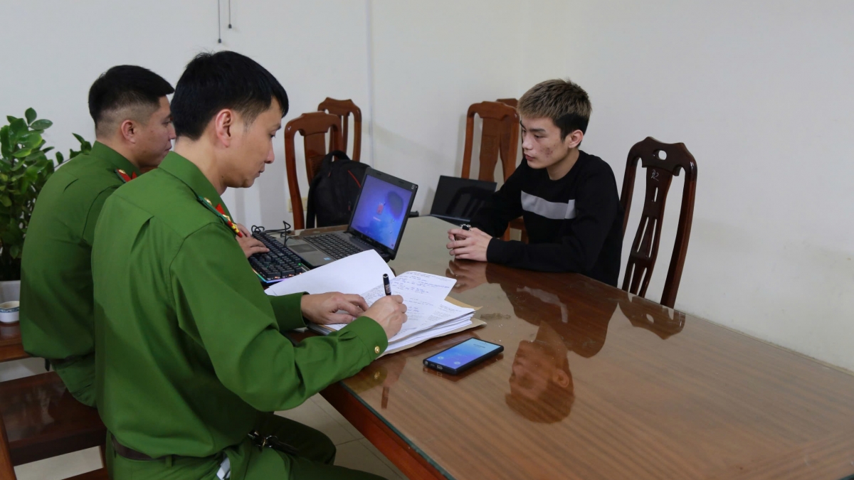 Cơ quan Công an lấy lời khai một trong số các đối tượng gây rối trật tự công cộng