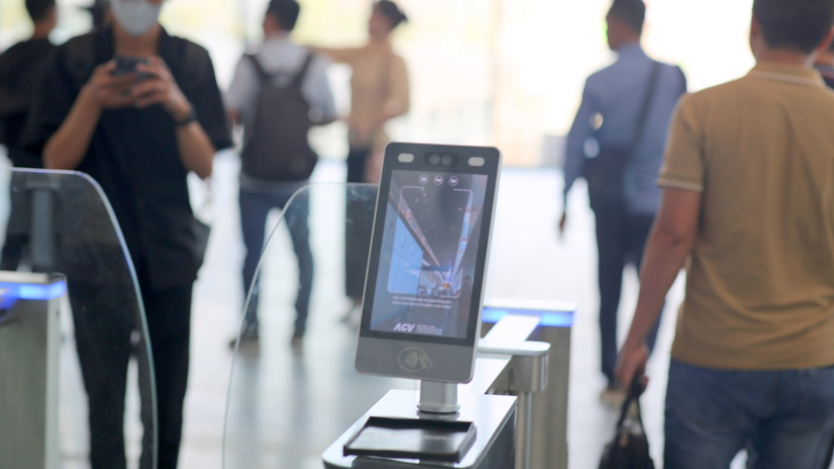 Khách có thể ra tàu bay tự động thông qua thiết bị E-gate.