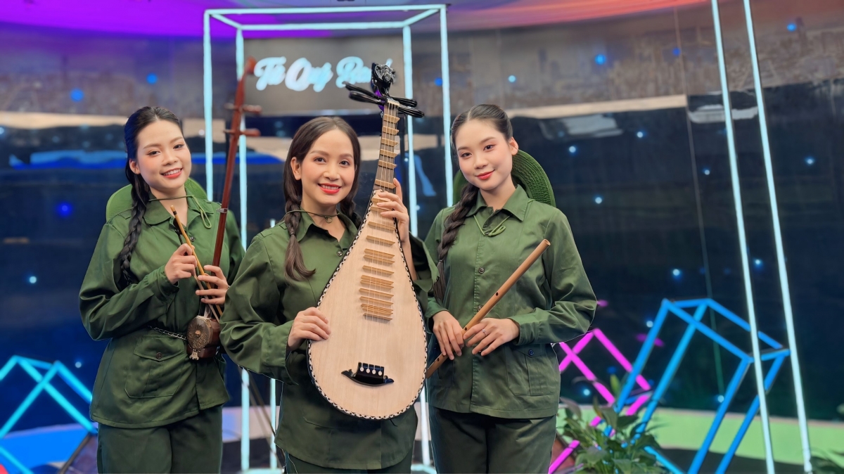 Nghệ sĩ tỳ bà Vũ Diệu Thảo (giữa)