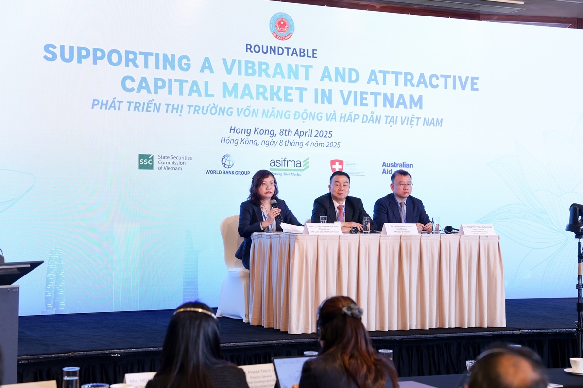 Chủ tịch UBCKNN Vũ Thị Chân Phương (bên trái) trao đổi với các nhà đầu tư tại hội nghị.