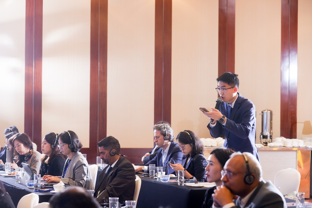 Đại diện quỹ đầu tư đặt câu hỏi tại hội nghị.