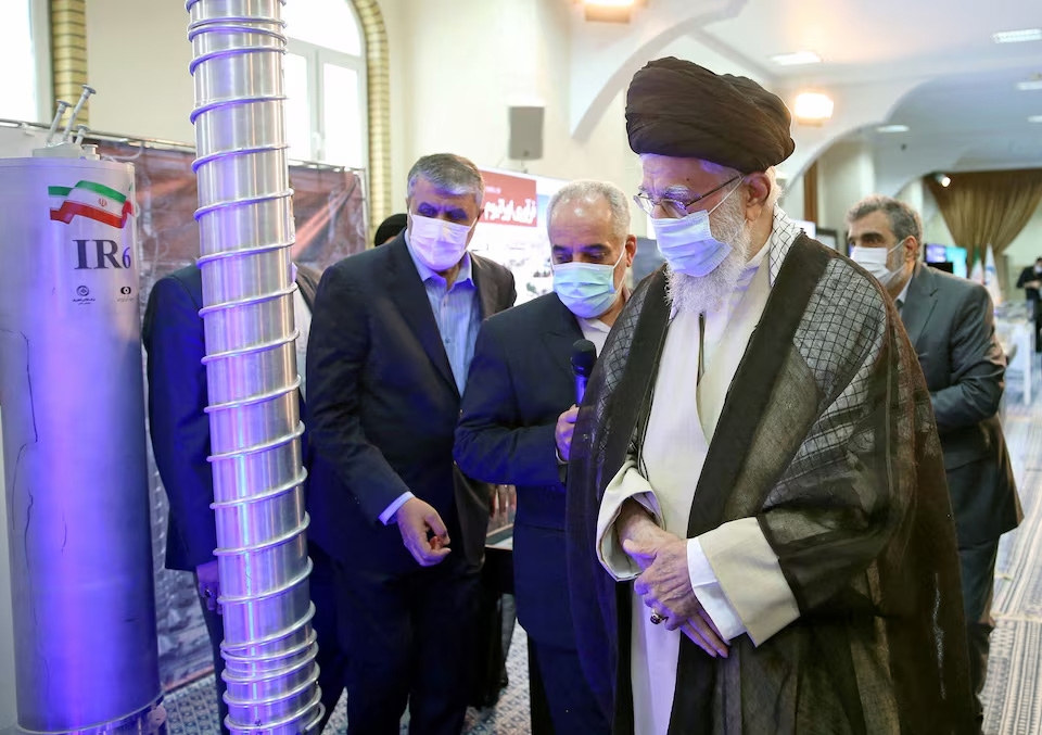 Lãnh đạo tối cao Iran Ayatollah Ali Khamenei thăm cơ sở máy ly tâm ở Tehran ngày 11/6/2023. Ảnh: WANA