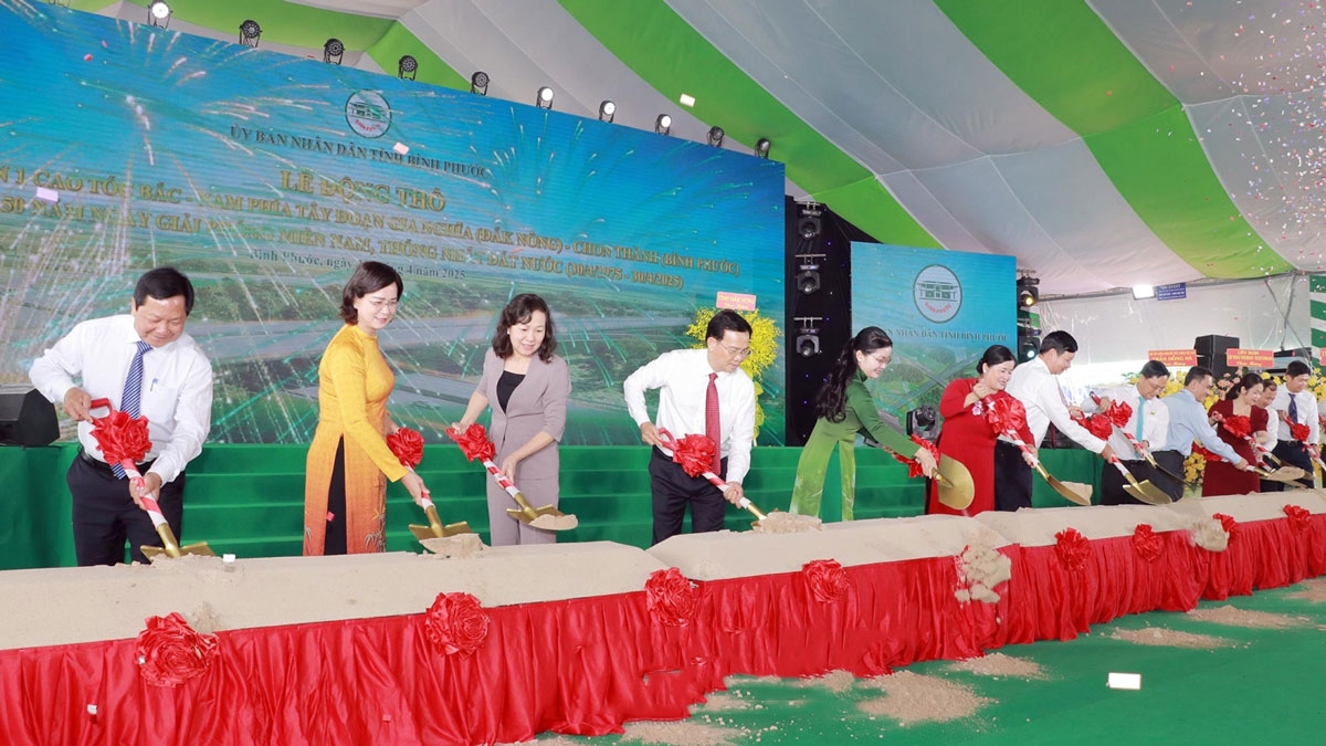 Lãnh đạo tỉnh thực hiện nghi thức động thổ  