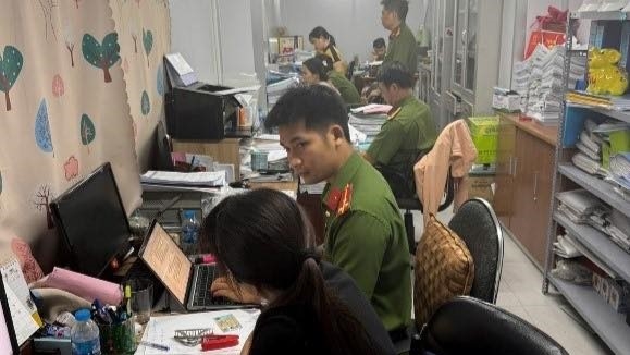 Kiểm tra hoạt động sản xuất kinh doanh tại Công ty Cổ phần vận tải Hòa Thịnh Phát (Ảnh: Công an tỉnh Đồng Nai)