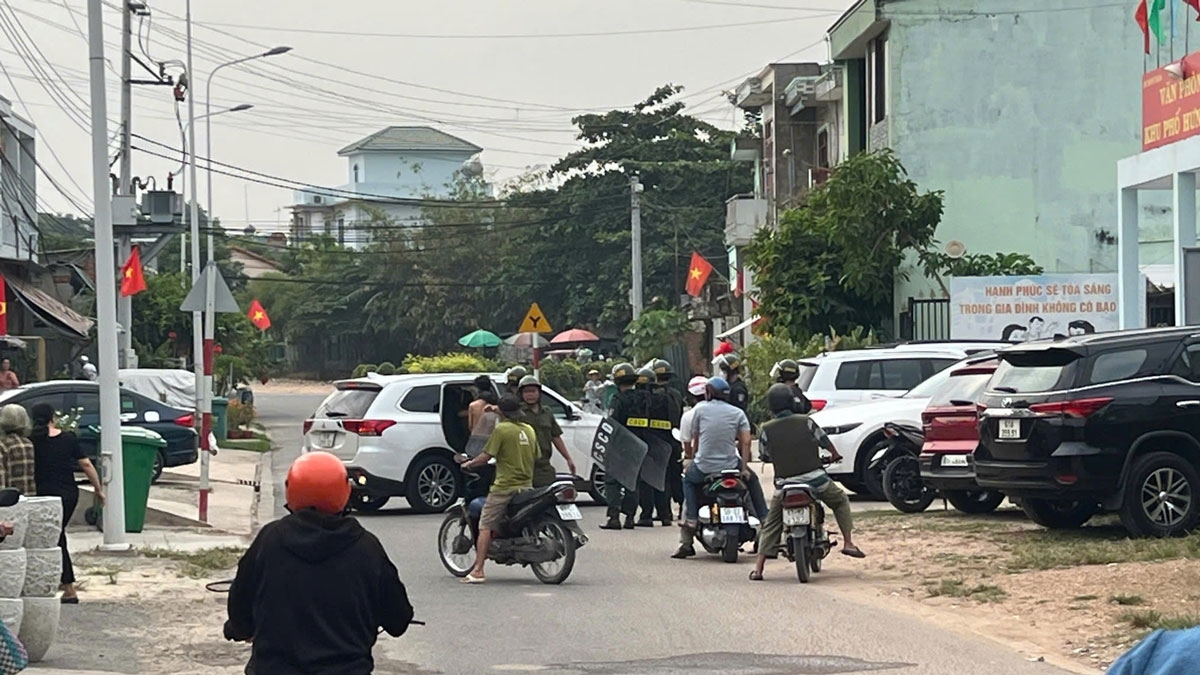 Người đàn ông bị khống chế đưa về trụ sở công an 