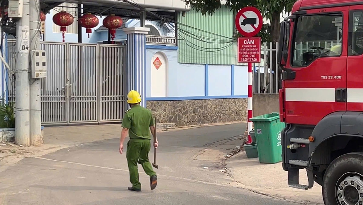 Lực lượng công an tiến vào hiện trường để giải cứu đôi nam nữ