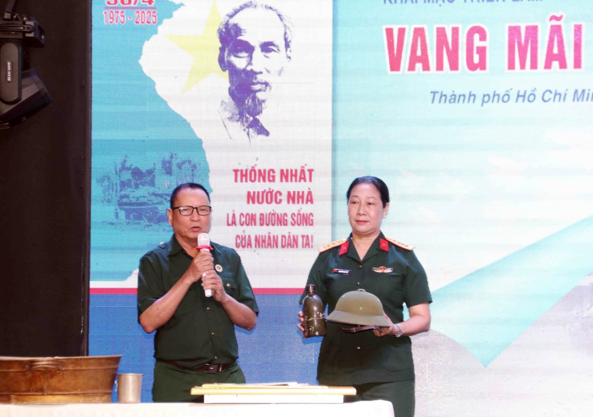 Bảo tàng chiến dịch Hồ Chí Minh tiếp nhận các kỷ vật (ảnh:X.K)