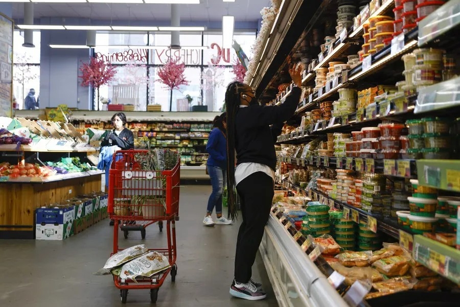 Người dân mua sắm tại một cửa hàng ở Washington, DC, Mỹ. (Ảnh: Tân hoa xã)