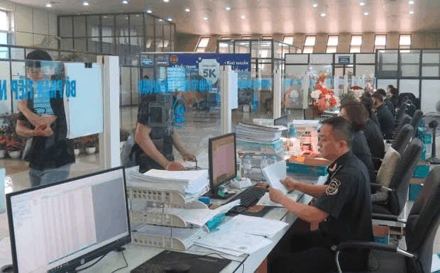 Các ngày chức năng Lạng Sơn tăng cường nhân lực, làm thêm giờ tạo điều kiện cho hàng thông quan nhanh chóng.