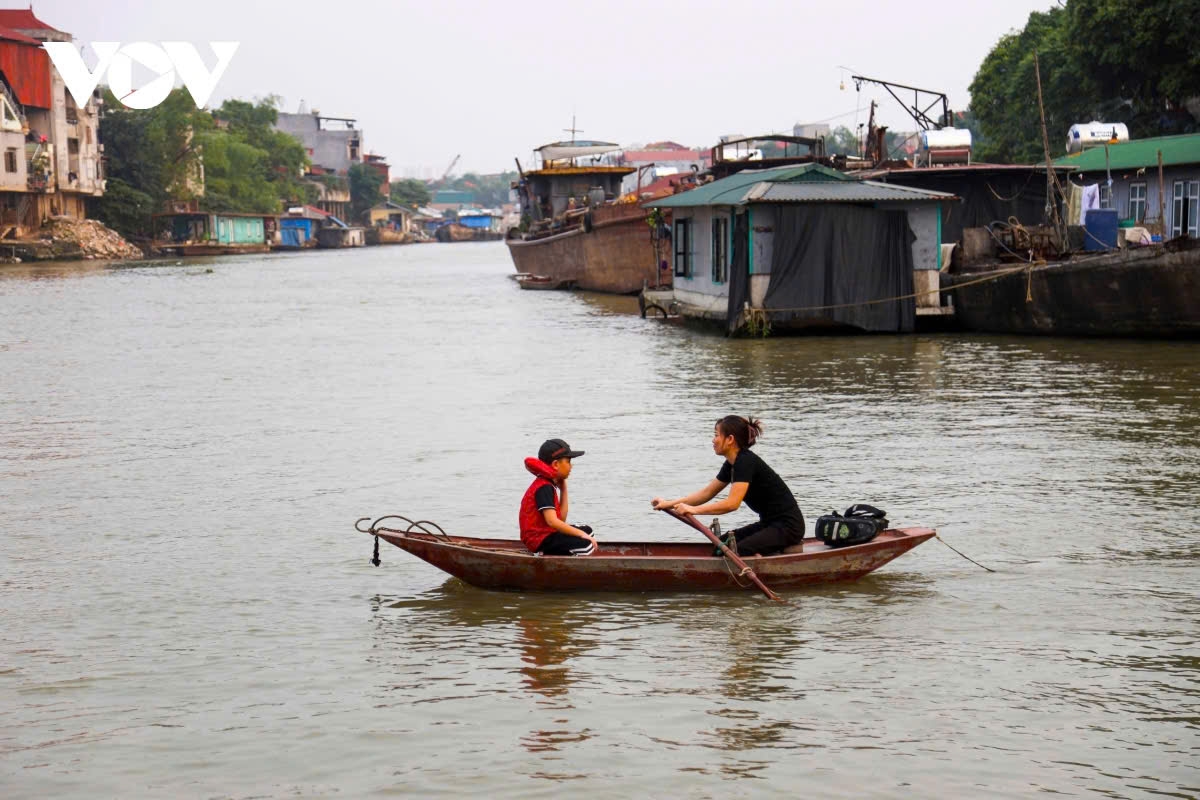 Dù cuộc sống khó khăn, vất vả nhưng trẻ em vẫn được đến trường đầy đủ
