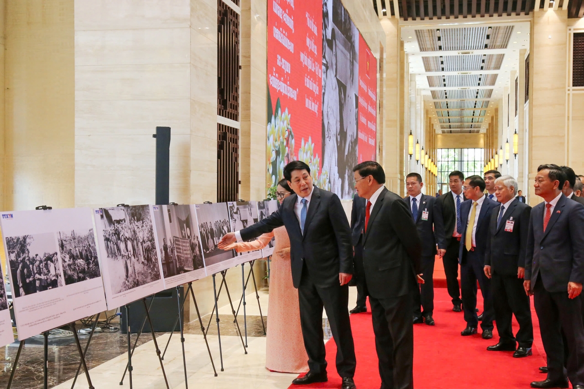 Chủ tịch nước Lương Cường và Tổng Bí thư, Chủ tịch nước Thongloun Sisoulith xem trưng bày ảnh của Thông Tấn xã tổ chức.