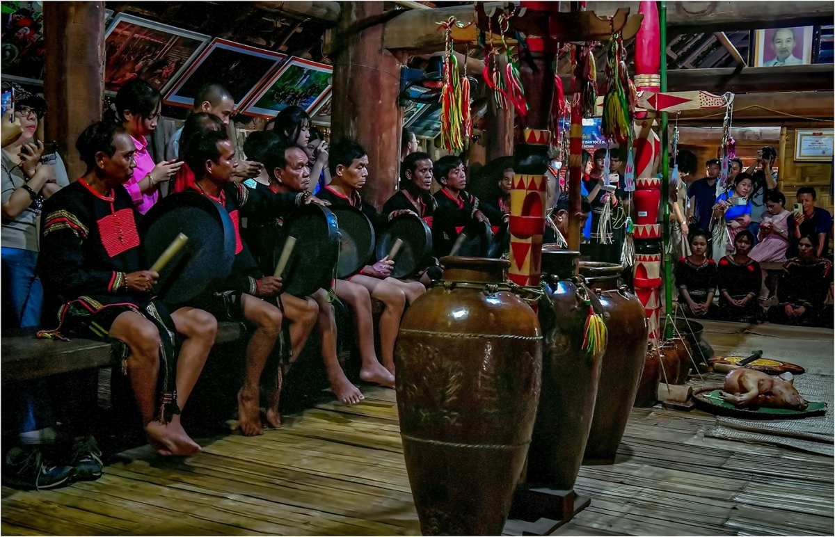 Lễ vật dâng cúng trong lễ cúng trưởng thành của người Ê Đê không thể thiếu những ché rượu. Ảnh: Thanh Hà