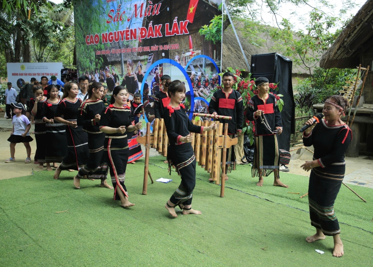 Dân bản cùng hòa trong điệu dân ca dân vũ để chúc mừng chàng trai trong lễ cúng trưởng thành. Ảnh: Tuấn Minh