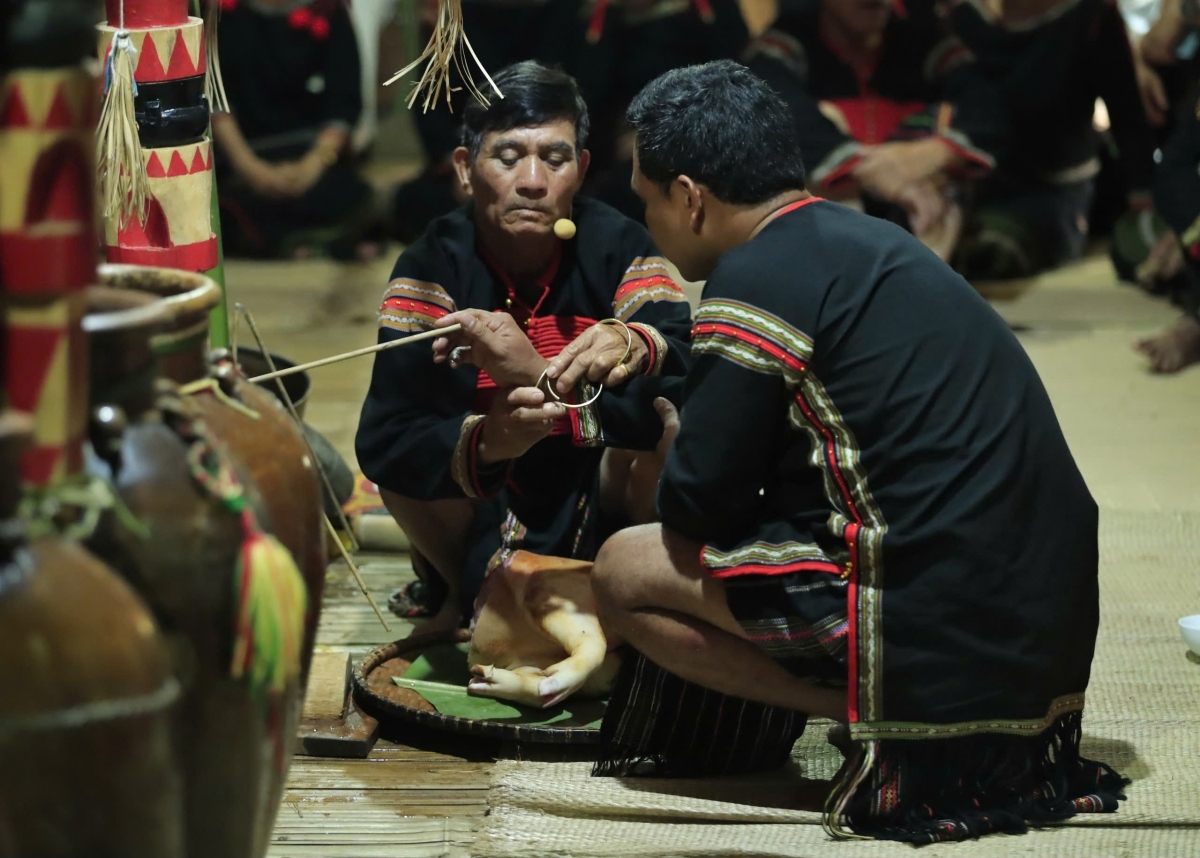 Chàng trai được đeo vòng đồng thay vòng 7 khấc trong lễ cúng trưởng thành. Ảnh: Thanh Hà