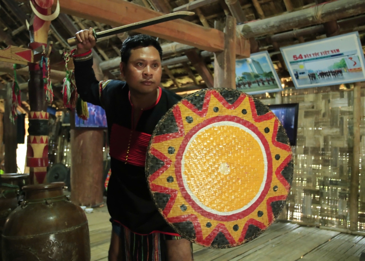 Nghi thức múa khiên thể hiện khí phách của người đàn ông trưởng thành. Ảnh: Thanh Hà