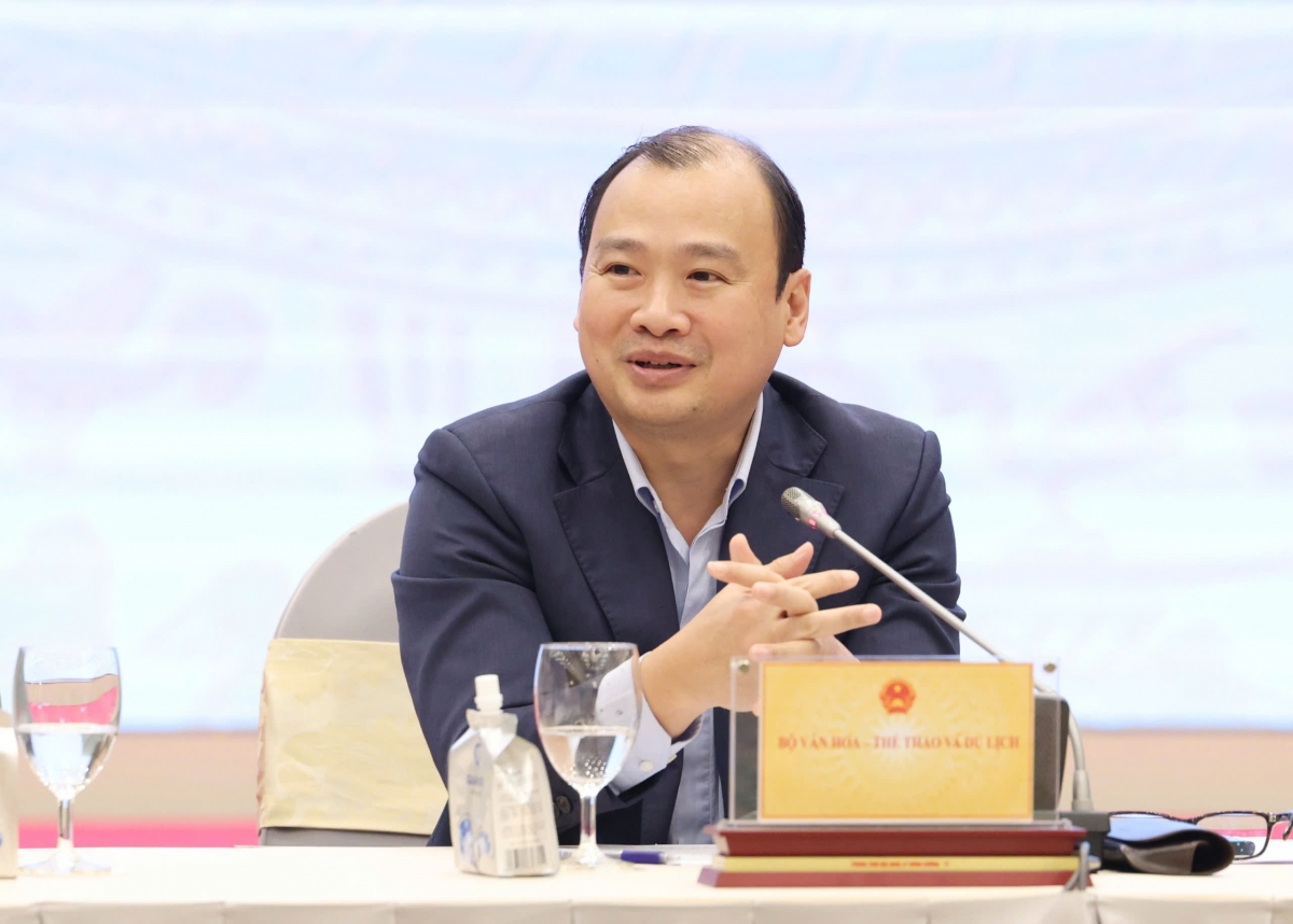 Thứ trưởng Bộ Văn hóa, Thể thao và Du lịch Lê Hải Bình trả lời báo chí tại cuộc Họp báo Chính phủ thường kỳ chiều 6/4. (Ảnh: Quang Phúc)