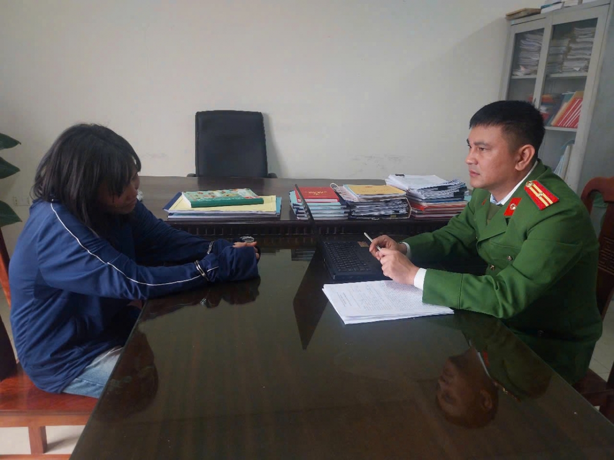 Linh là đối tượng bị Cơ quan Công an truy nã về tội “Buôn bán hàng cấm”.