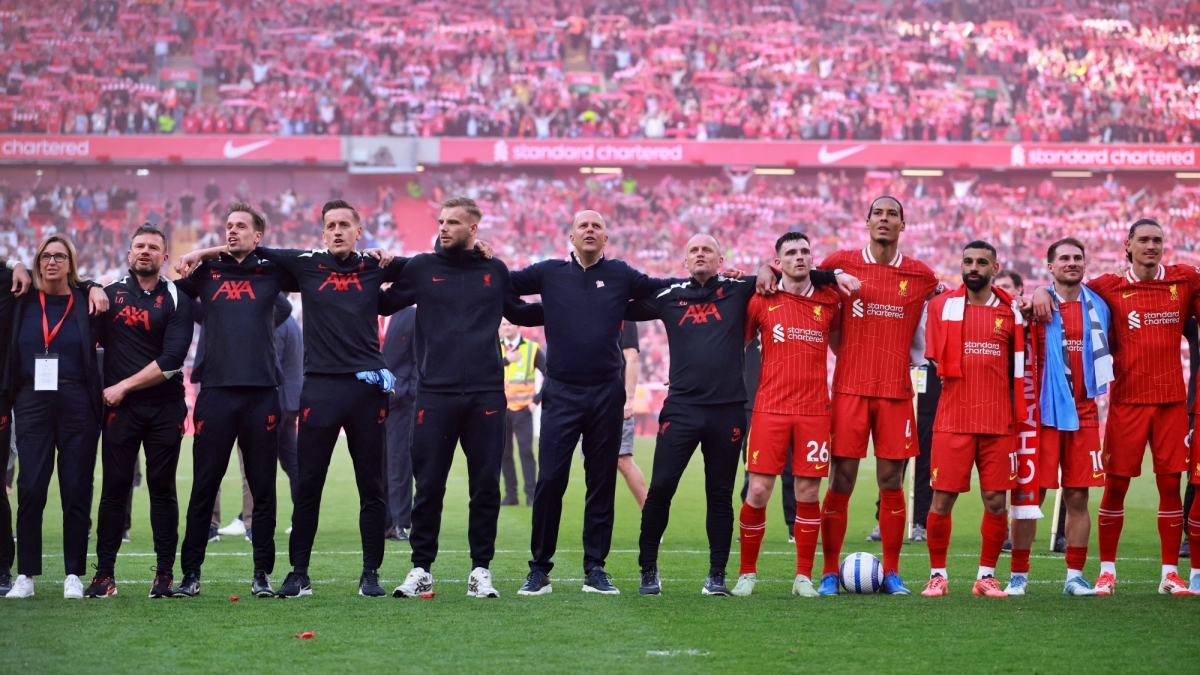 Dàn cầu thủ và đội ngũ ban huấn luyện của Lữ đoàn đỏ xếp hàng tri ân người hâm mộ và cùng hát vang những bài hát truyền thống của đội bóng.