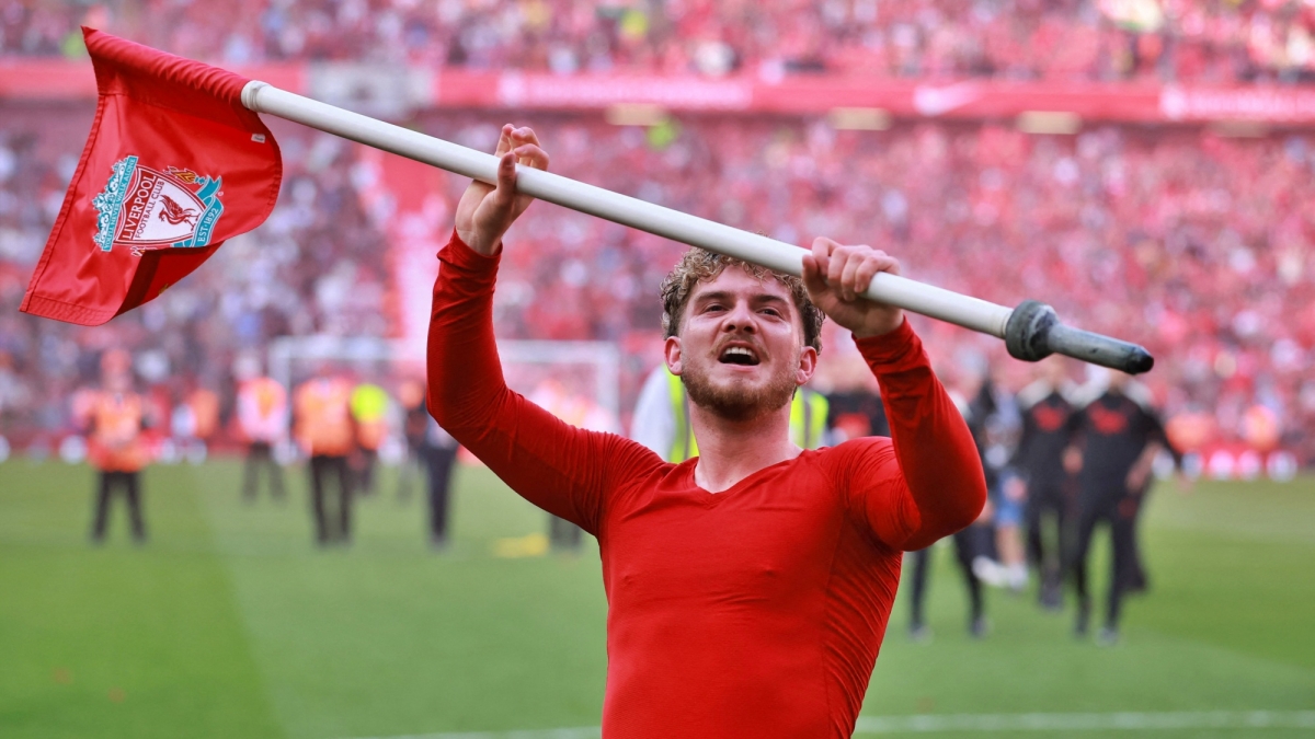 Trong khi đó, cầu thủ trẻ Harvey Elliott lại có màn ăn “độc lạ” cùng chiếc cờ góc sân bóng.