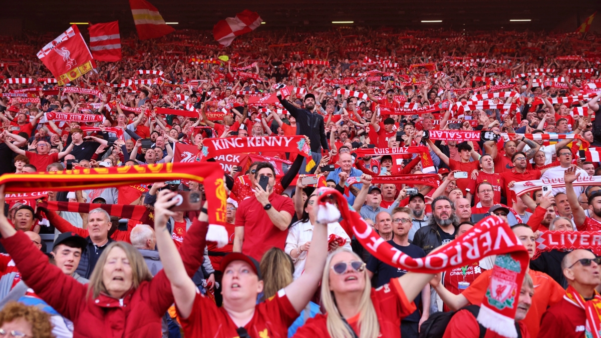 Đông đảo cổ động viên lấp đầy khán đài sân vận động Anfield trong ngày quyết định chức vô địch Ngoại hạng Anh của Liverpool.