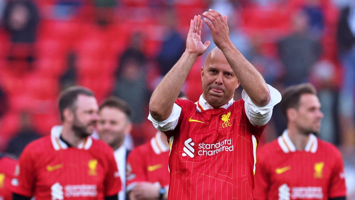 Về phần HLV Arne Slot, chiến lược gia người Hà Lan trở thành nhà cầm quân đạt mốc 10 chiến thắng nhanh nhất trong lịch sử Ngoại hạng Anh, đồng thời cũng là người đạt 20 trận thắng nhanh nhất, phá vỡ kỷ lục đã tồn tại 135 năm tại Anh.