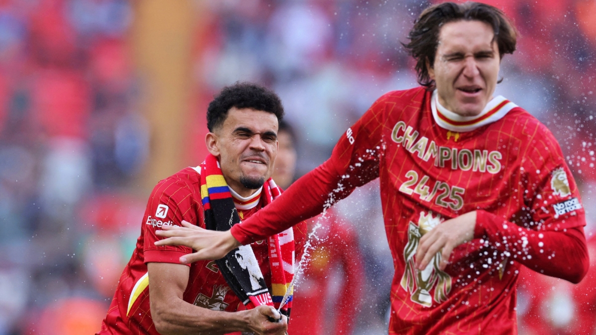 Tiền đạo Luis Díaz bật champagne ăn mừng tinh nghịch cùng Federico Chiesa.