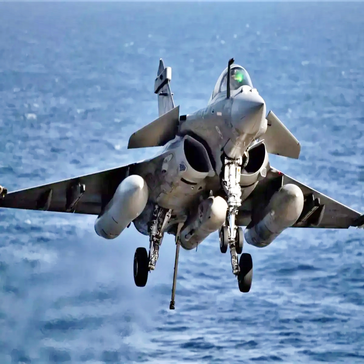 Máy bay chiến đấu Rafale Marine của Pháp cất cánh từ một tàu sân bay (Ảnh: Economic Times).