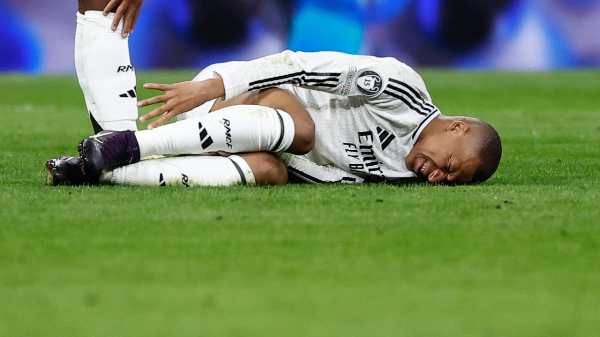 Kylian Mbappe dính chấn thương trong trận đấu với Arsenal (Ảnh: Reuters)