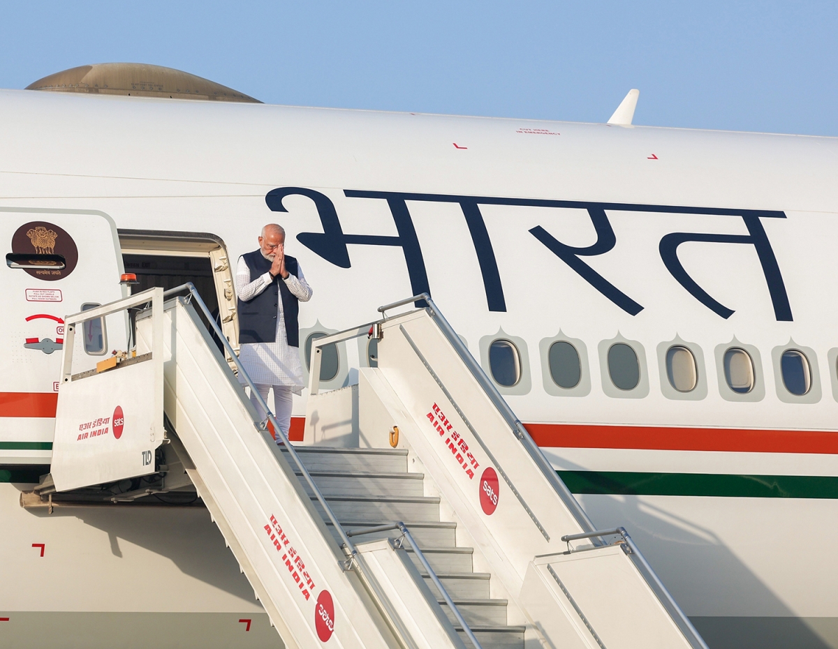 Chuyên cơ của Thủ tướng Ấn Độ Modi hạ cánh tại New Delhi sáng ngày 23/4. Ảnh: ANI