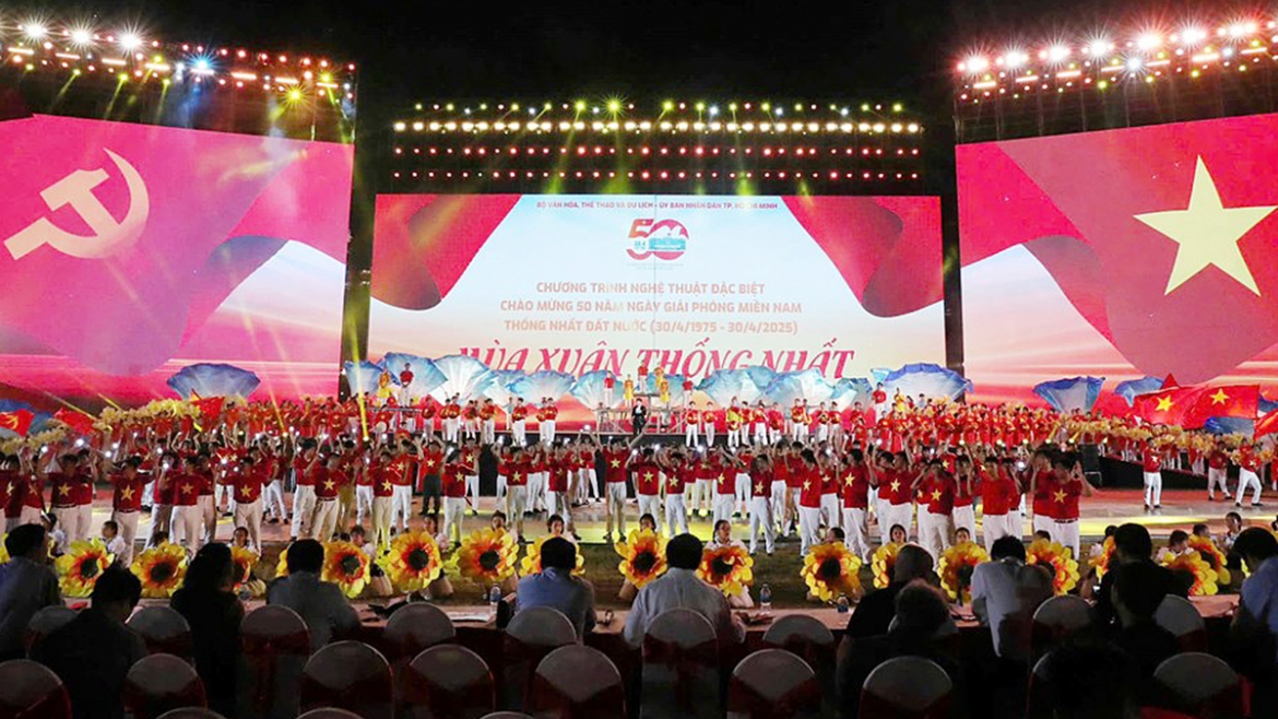 Chương trình nghệ thuật có sự tham dự của khoảng hơn 1.000 diễn viên chuyên nghiệp và không chuyên sẽ tham gia biểu diễn.