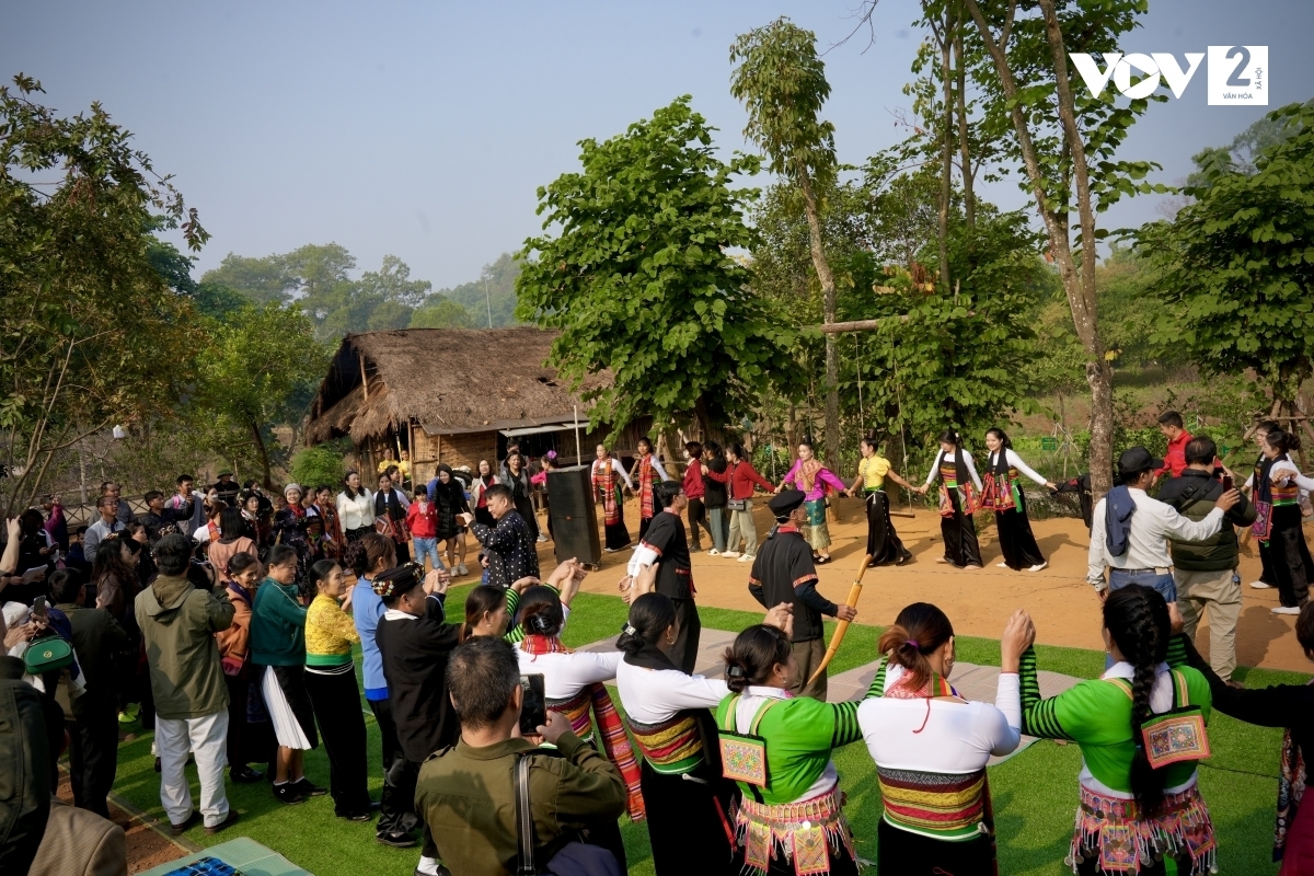 Sau khi phần lễ thiêng liêng do thầy cúng thực hiện kết thúc sẽ chuyển sang phần hội rộn ràng và đầy màu sắc