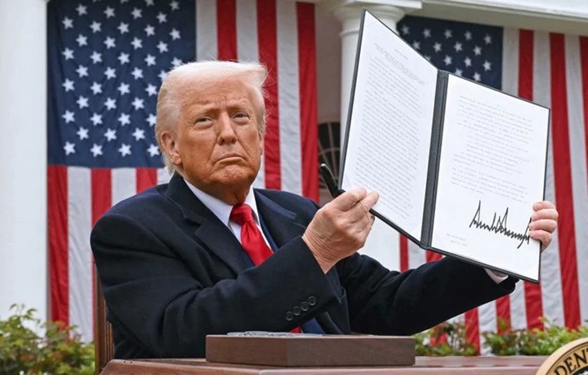 Tổng thống Mỹ Donald Trump trưng bày sắc lệnh hành pháp đã ký ngày 02/04 - Ảnh: 20 Minutes