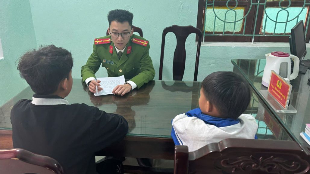  Cơ quan Công an làm việc với cháu Đỗ Đức P, sinh năm 2012 và cháu Nguyễn Nguyên Q, sinh năm 2015 đều ở thôn Bắc Sơn, xã Phú Sơn, thị Xã Nghi Sơn. 