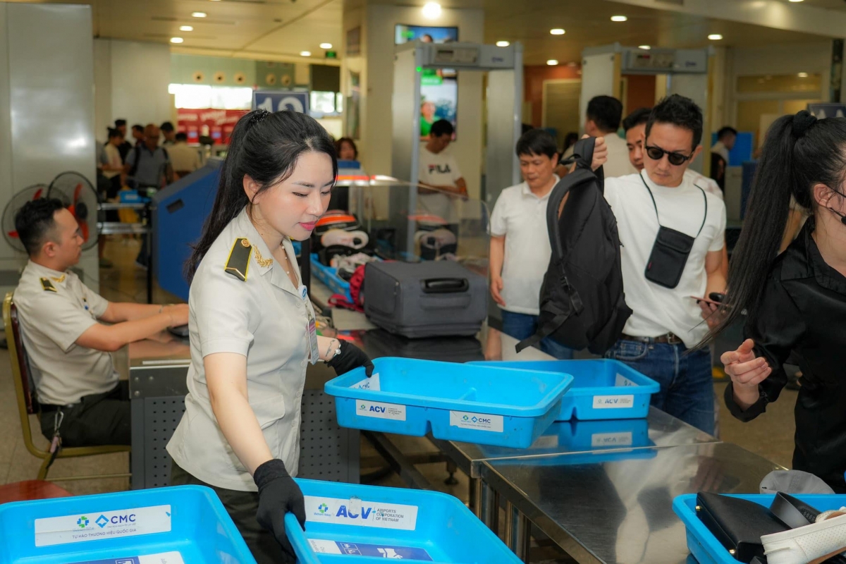 Soi chiếu an ninh tại CHK Nội Bài.