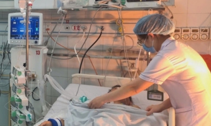 Nhân viên y tế chăm sóc cho người bệnh ngộ độc thuốc nam. (Ảnh: BVCC)