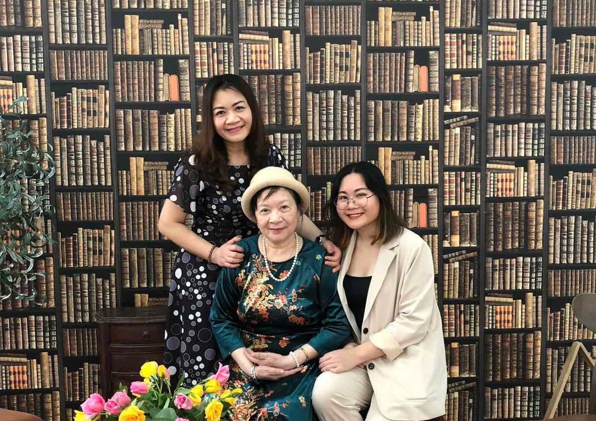 Nhà báo Linh Chi cùng bà ngoại, cựu nhà báo những năm trước và sau ngày thống nhất đất nước và mẹ, người sinh đúng năm 1975