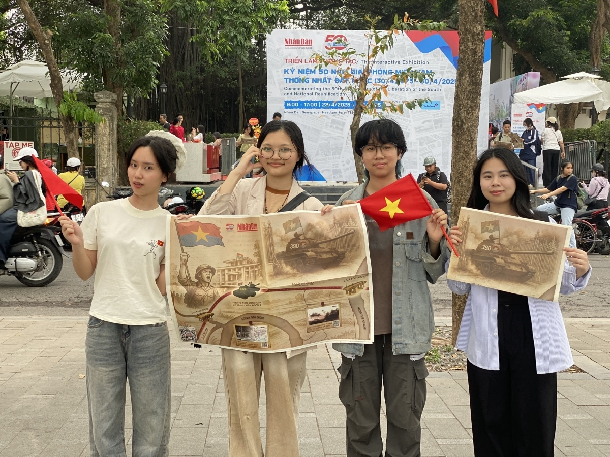 Những bạn sinh viên Học viện Báo chí Tuyên truyền tham gia sự kiện hướng về lễ kỉ niệm 30/4 tại Hà Nội