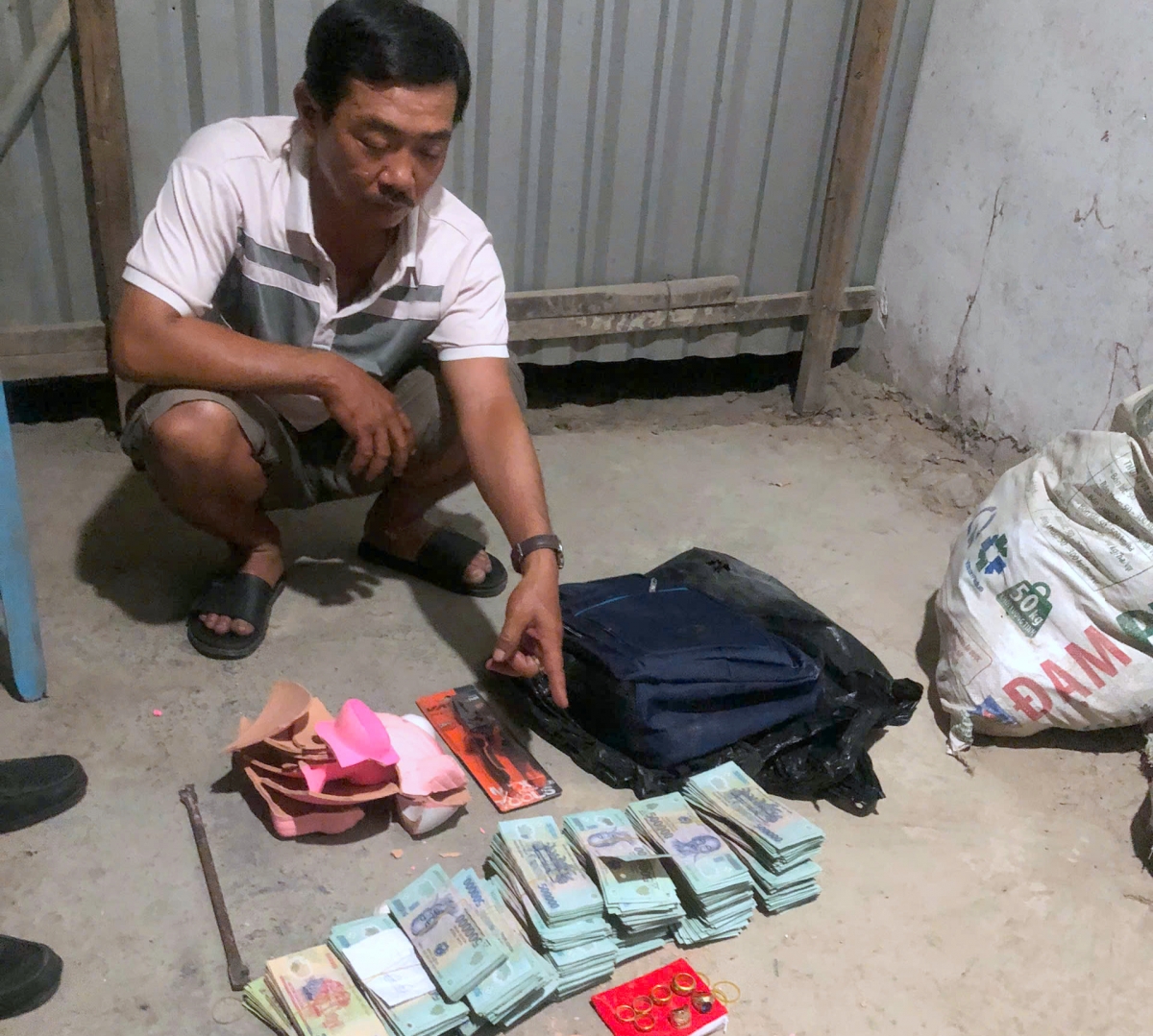 Nguyễn Tấn Đạt cùng với tang vật