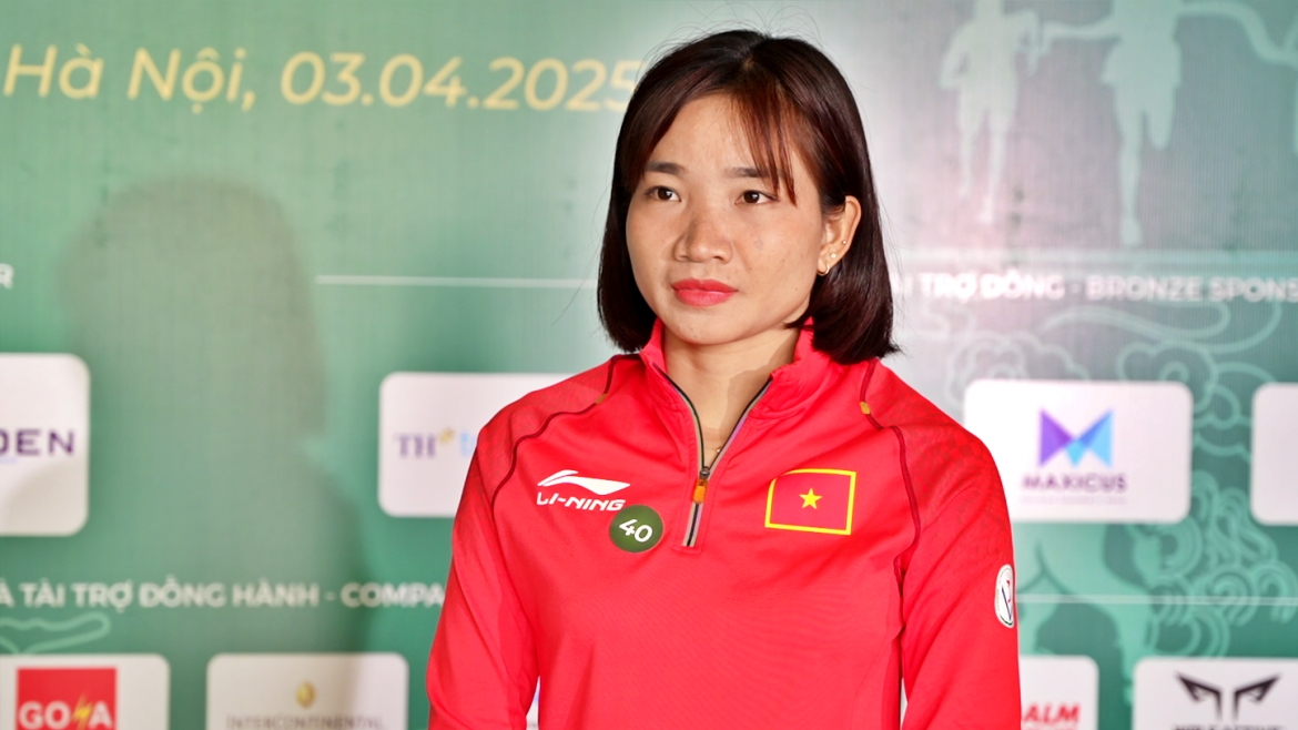 Nguyễn Thị Oanh tham gia trành tài ở Tay Ho Half Marathon 2025.