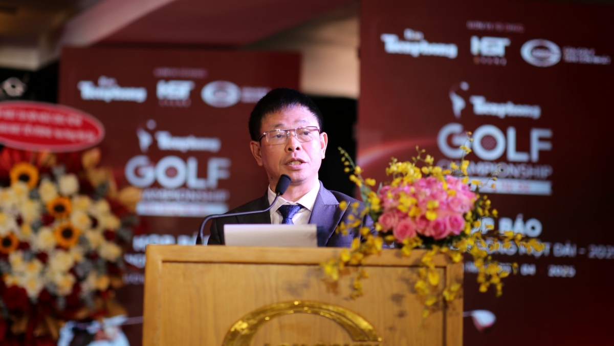 Nhà báo Phùng Công Sưởng, Tổng Biên tập Báo Tiền Phong, Trưởng Ban Tổ chức phát biểu tại buổi họp báo.