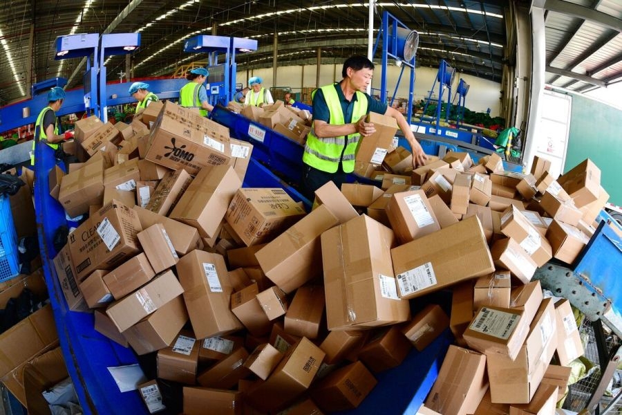 Đề xuất miễn thuế hàng nhập khẩu dưới 1 triệu trên sàn thương mại điện tử (Ảnh minh họa: KT)