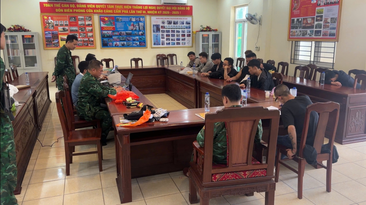 Nhóm người nước ngoài nhập cảnh trái phép làm việc tại Cơ quan chức năng. (Ảnh BĐBP Quảng Ninh cung cấp)