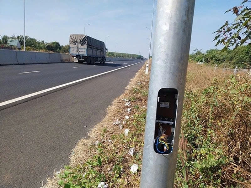 Một trụ điện chiếu sáng trên cao tốc Phan Thiết - Dầu Giây bị trộm dây cáp. Ảnh: CAND