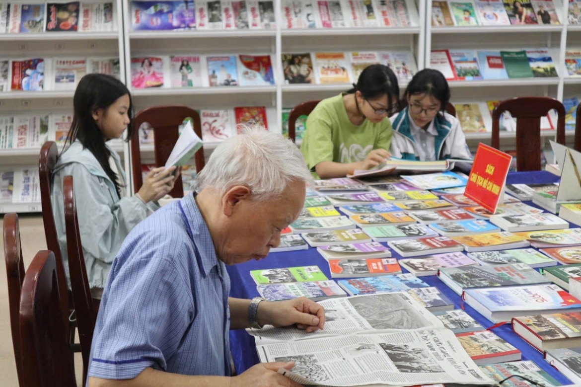 Người Nam Định thể hiện tinh thần ham đọc sách