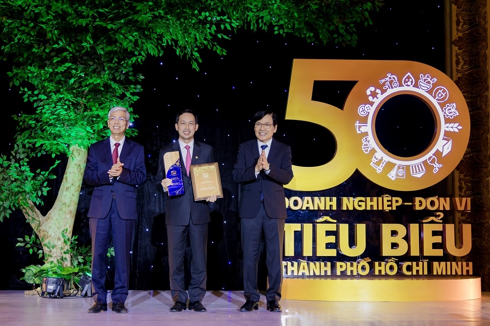 Ông Vũ Anh Khoa - Chủ tịch HĐQT Saigon Co.op đón nhận giải thưởng