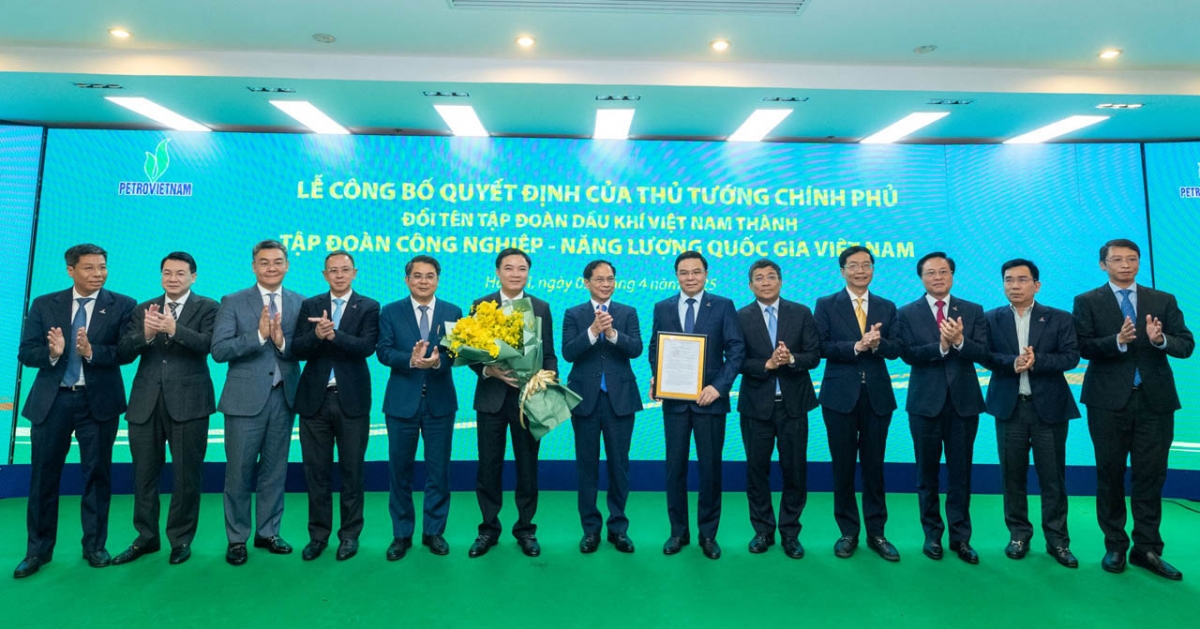 ​Phó Thủ tướng Bùi Thanh Sơn cùng Ban lãnh đạo Petrovietnam tại lễ công bố Quyết định đổi tên Tập đoàn Dầu khí Việt Nam