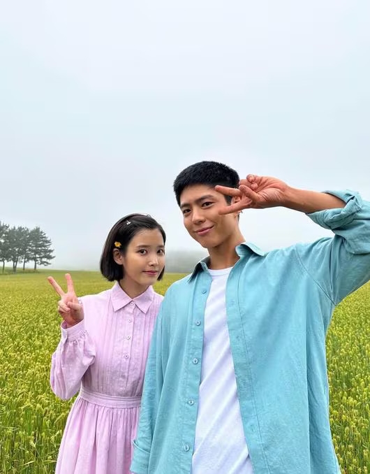 IU chia sẻ ảnh hậu trường với Park Bo Gum