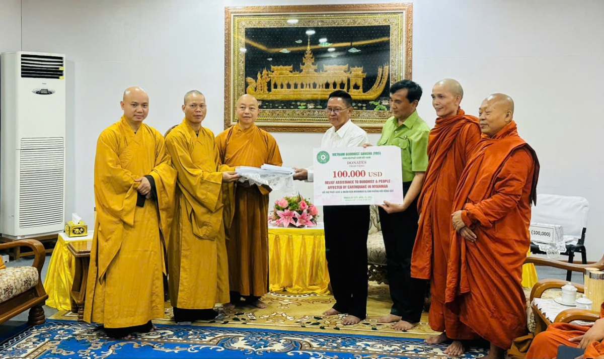 Đoàn đại diện GHPGVN tặng 100.000 USD cho đại diện Giáo hội Tăng già và chính quyền tỉnh Mandalay
