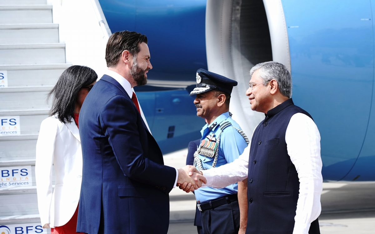 Phó Tổng thống Mỹ JD Vance và phu nhân được chào đón tại sân bay Palam, New Delhi ngày 21/4. Ảnh: ANI.